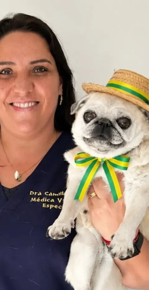 Dra. Camilla Gouveia com outro paciente canino no colo.