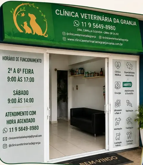 Fachada da Clínica Veterinária da Granja, com toldo verde, horário de atendimento e lista de serviços no vidro da entrada.